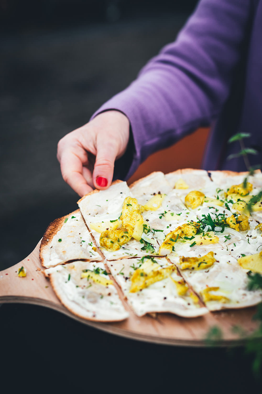 Rezept für fruchtigen Flammkuchen mit Curry-Hähnchen und Ananas – blitzschnell vom Pizzastein vom Grill oder aus dem Ofen | moeyskitchen.com