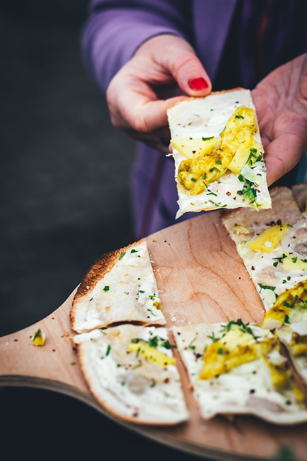 Rezept für fruchtigen Flammkuchen mit Curry-Hähnchen und Ananas – blitzschnell vom Pizzastein vom Grill oder aus dem Ofen | moeyskitchen.com
