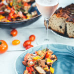 Rezept für italienischen Brotsalat. Leckere Abwandlung vom Panzanella mit frischen Tomaten, Paprika, roter Zwiebel und knusprig geröstetem Brot | moeyskitchen.com