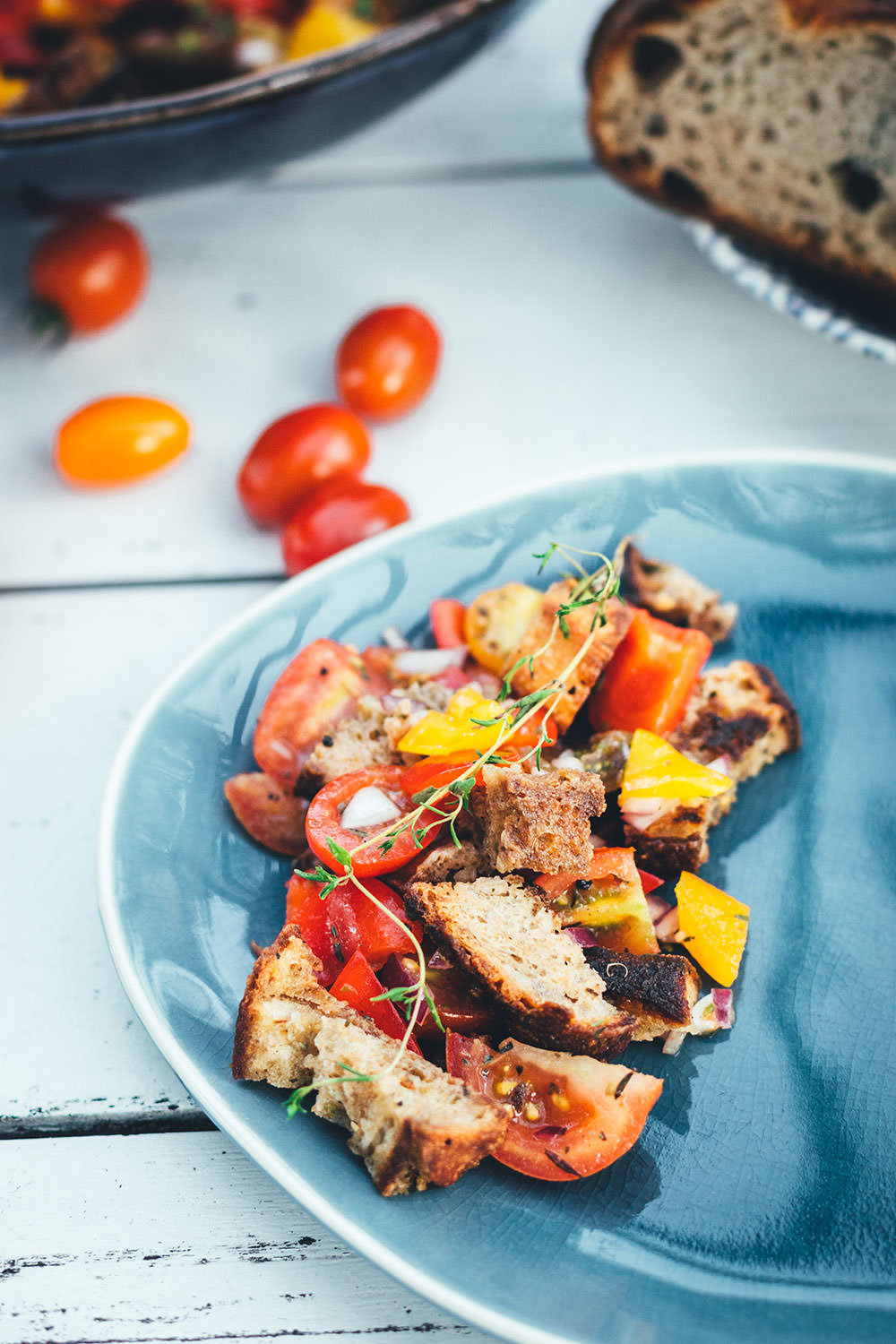 Rezept für italienischen Brotsalat. Leckere Abwandlung vom Panzanella mit frischen Tomaten, Paprika, roter Zwiebel und knusprig geröstetem Brot | moeyskitchen.com