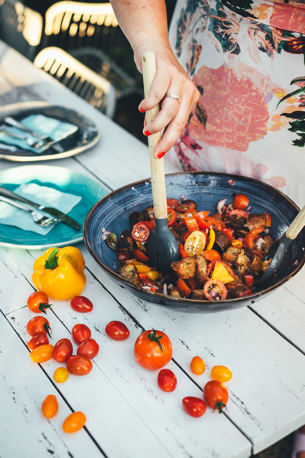 Rezept für italienischen Brotsalat. Leckere Abwandlung vom Panzanella mit frischen Tomaten, Paprika, roter Zwiebel und knusprig geröstetem Brot | moeyskitchen.com