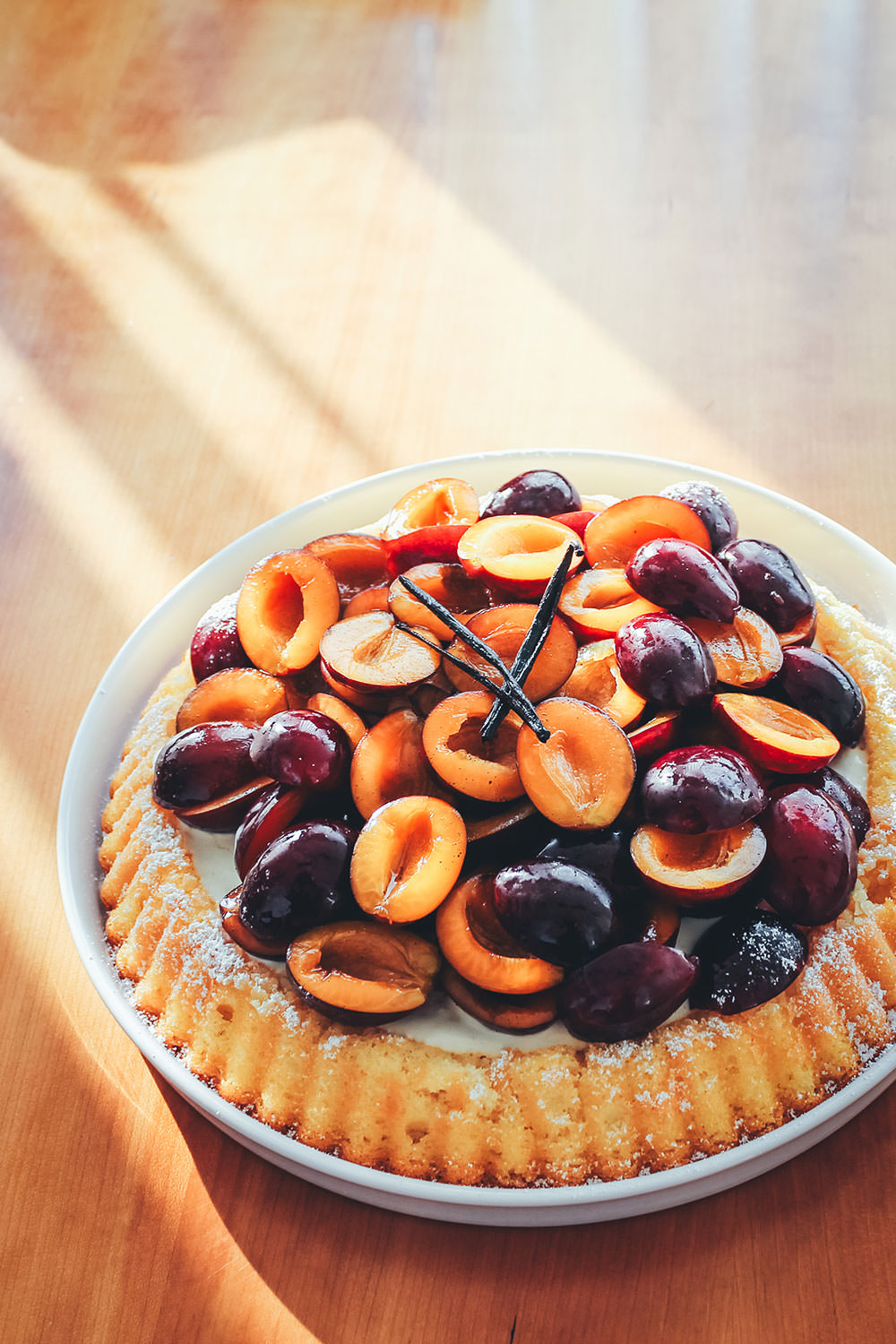 Rezept für saftigen Marzipan-Pflaumen-Kuchen. Mit einem unkomplizierten Boden, der nur aus Marzipan und Ei besteht, getoppt von Crème fraîche, Zwetschgen und Vanillesirup | moeyskitchen.com