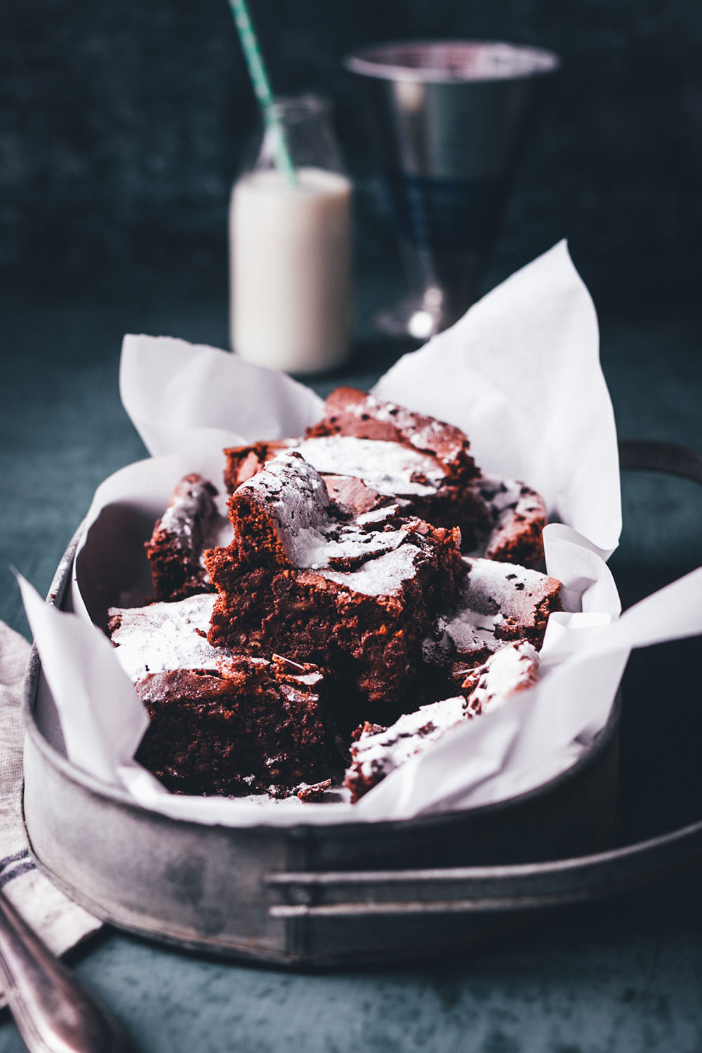 Rezept für saftige Milchreis-Brownies mit Schokolade. Statt mit Mehl werden sie mit Milchreis gebacken, damit sind die glutenfrei und die Zubereitung ist ganz einfach. | moeyskitchen.com