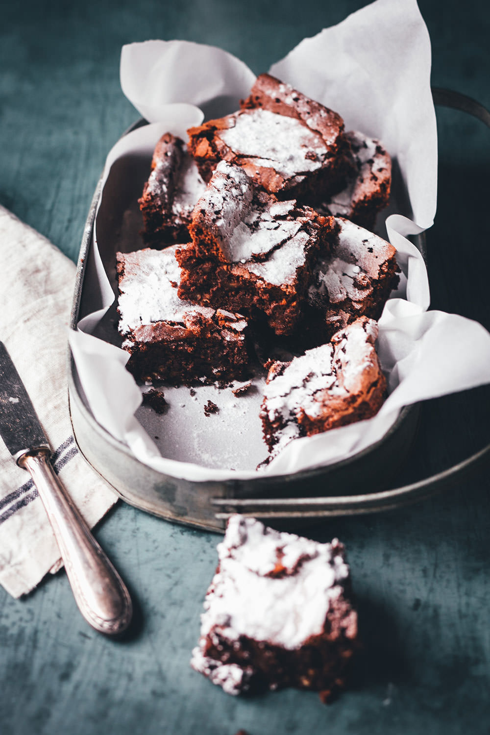 Rezept für saftige Milchreis-Brownies mit Schokolade. Statt mit Mehl werden sie mit Milchreis gebacken, damit sind die glutenfrei und die Zubereitung ist ganz einfach. | moeyskitchen.com