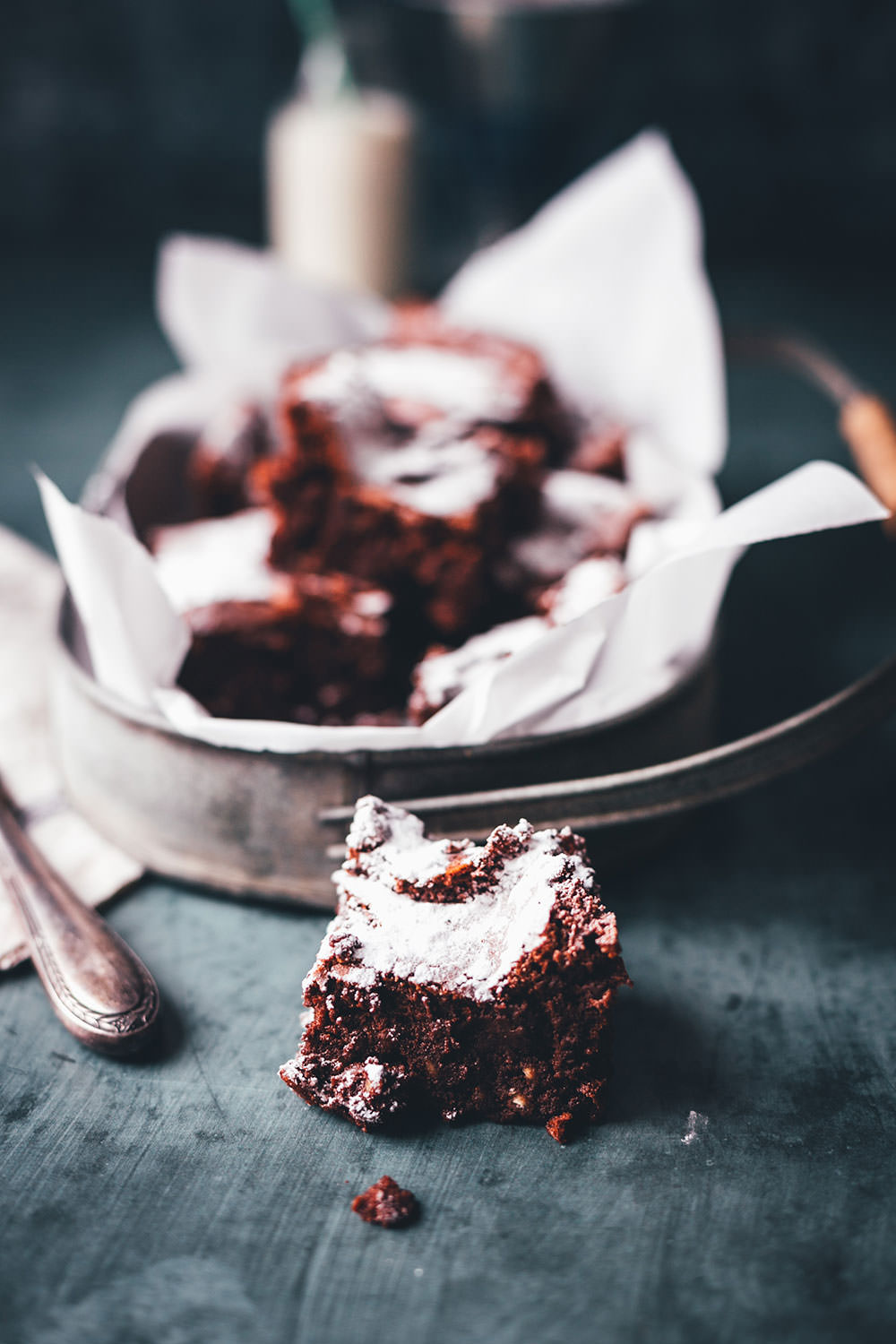 Rezept für saftige Milchreis-Brownies mit Schokolade. Statt mit Mehl werden sie mit Milchreis gebacken, damit sind die glutenfrei und die Zubereitung ist ganz einfach. | moeyskitchen.com