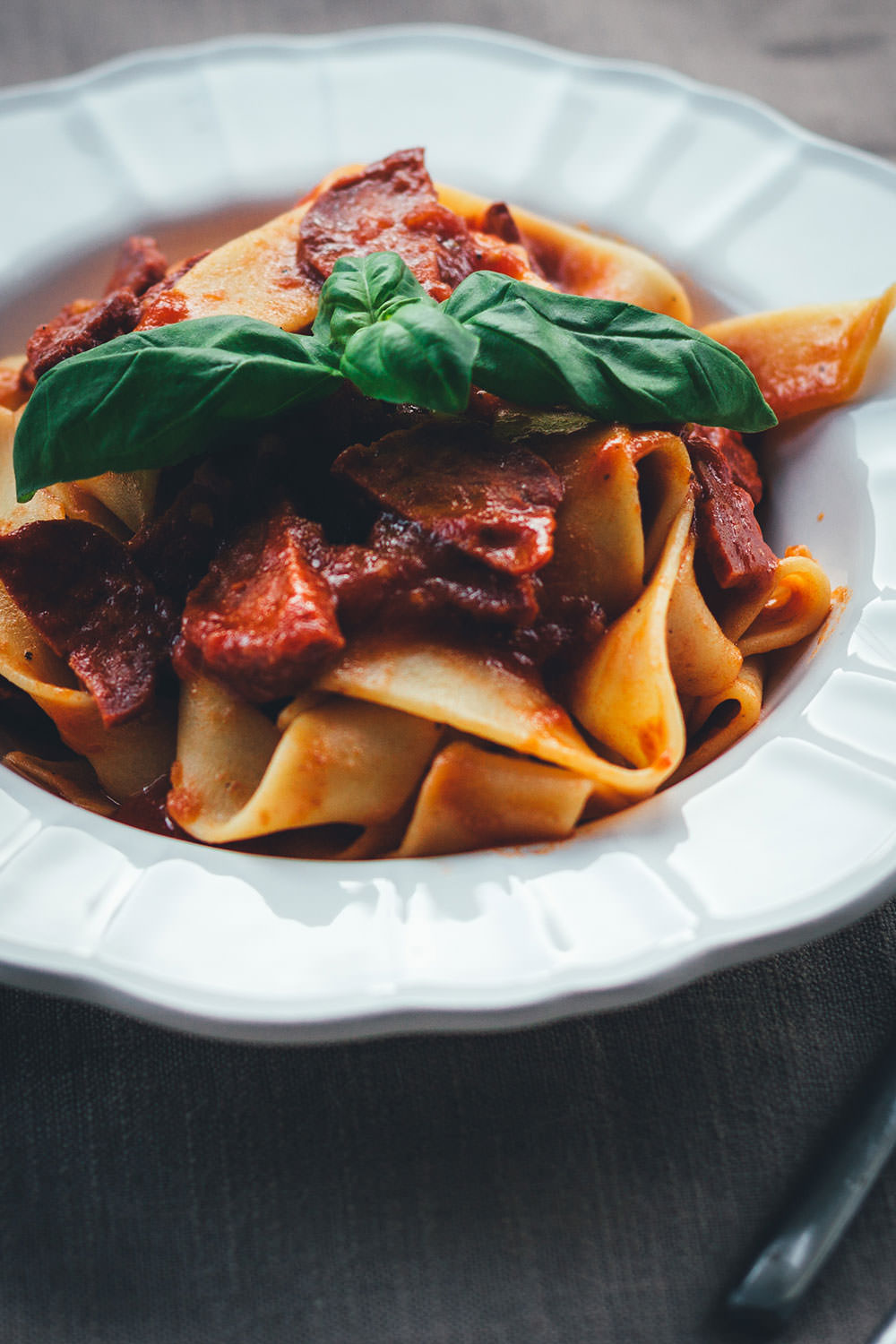 Rezept für würzige Pasta mit schneller Chorizo-Tomatensauce | moeyskitchen.com