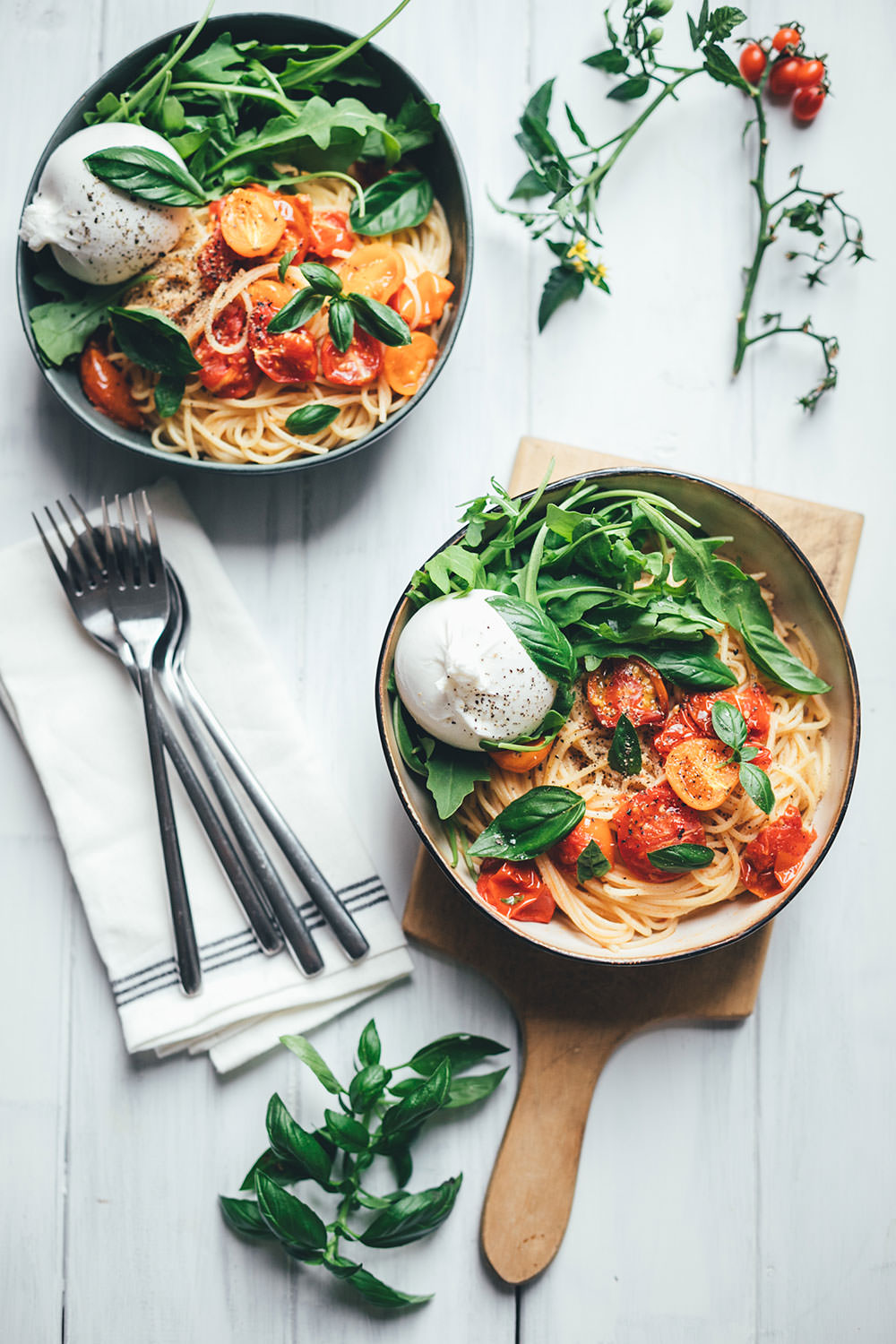 Rezept für Sommer-Pasta mit geschmorten Tomaten, Rucola und Burrata | moeyskitchen.com
