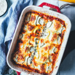 Rezept für gratinierte Zucchini-Ricotta-Röllchen mit Tomaten und Mozzarella. Würziger Auflauf mit Sommergemüse und Kräutern, perfekt für die schnelle Feierabendküche. | moeyskitchen.com