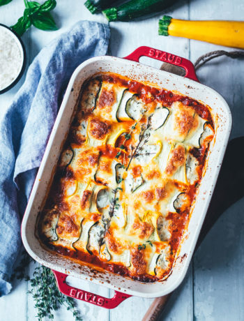 Rezept für gratinierte Zucchini-Ricotta-Röllchen mit Tomaten und Mozzarella. Würziger Auflauf mit Sommergemüse und Kräutern, perfekt für die schnelle Feierabendküche. | moeyskitchen.com