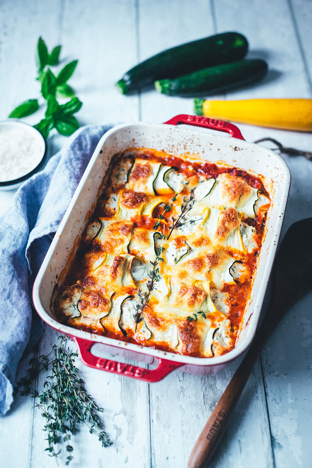 Rezept für gratinierte Zucchini-Ricotta-Röllchen mit Tomaten und Mozzarella. Würziger Auflauf mit Sommergemüse und Kräutern, perfekt für die schnelle Feierabendküche. | moeyskitchen.com