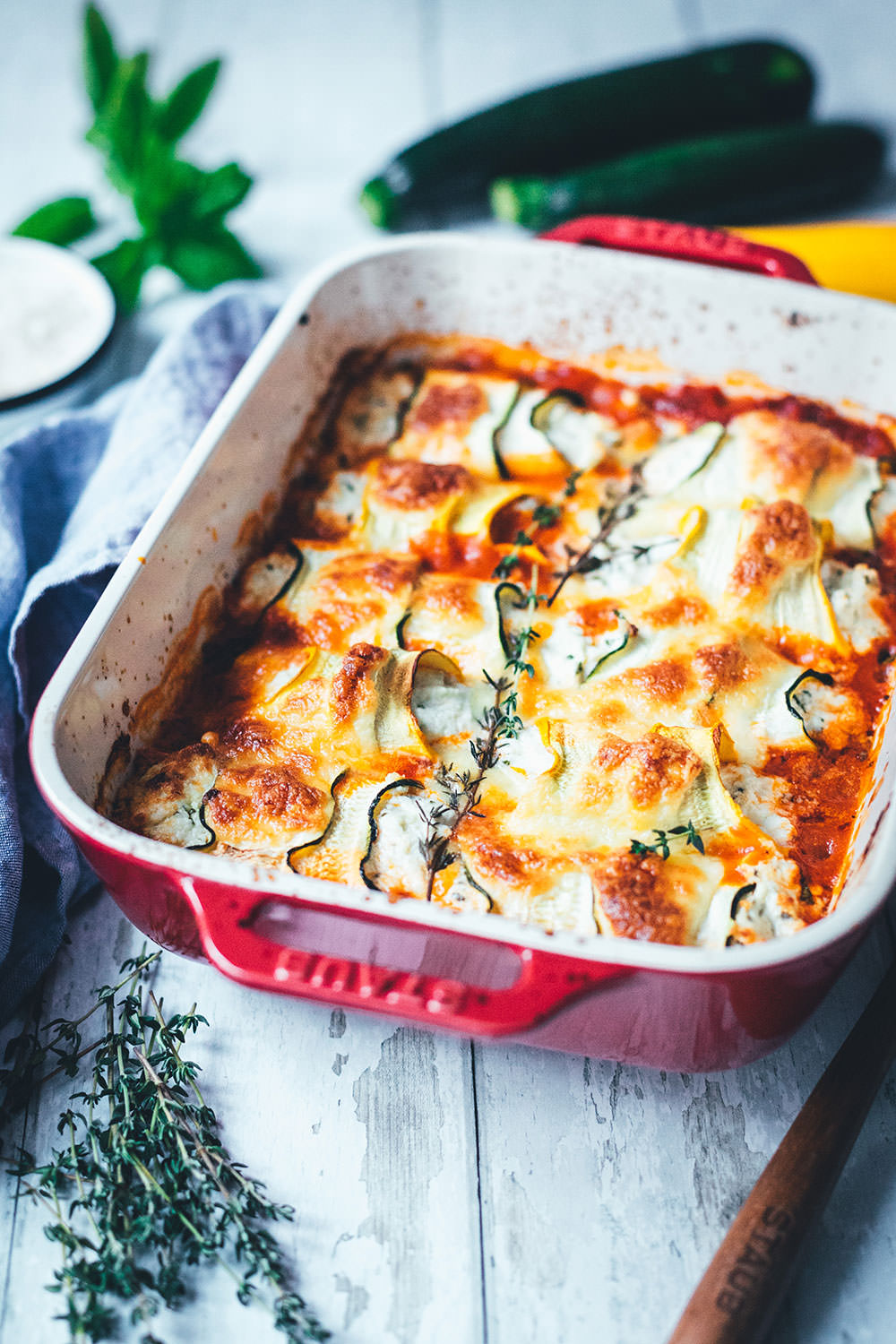 Rezept für gratinierte Zucchini-Ricotta-Röllchen mit Tomaten und Mozzarella. Würziger Auflauf mit Sommergemüse und Kräutern, perfekt für die schnelle Feierabendküche. | moeyskitchen.com