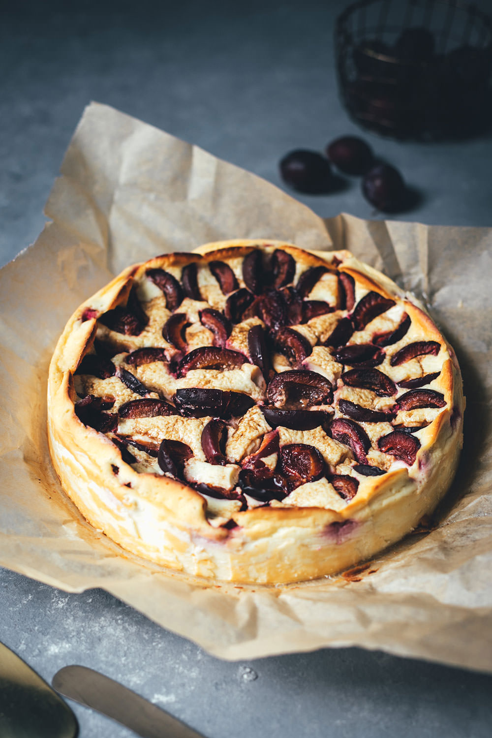 Rezept für saftigen und lockeren Zwetschgen-Käsekuchen ohne Boden | blitzschnell ohne Handmixer angerührt und zubereitet | moeyskitchen.com