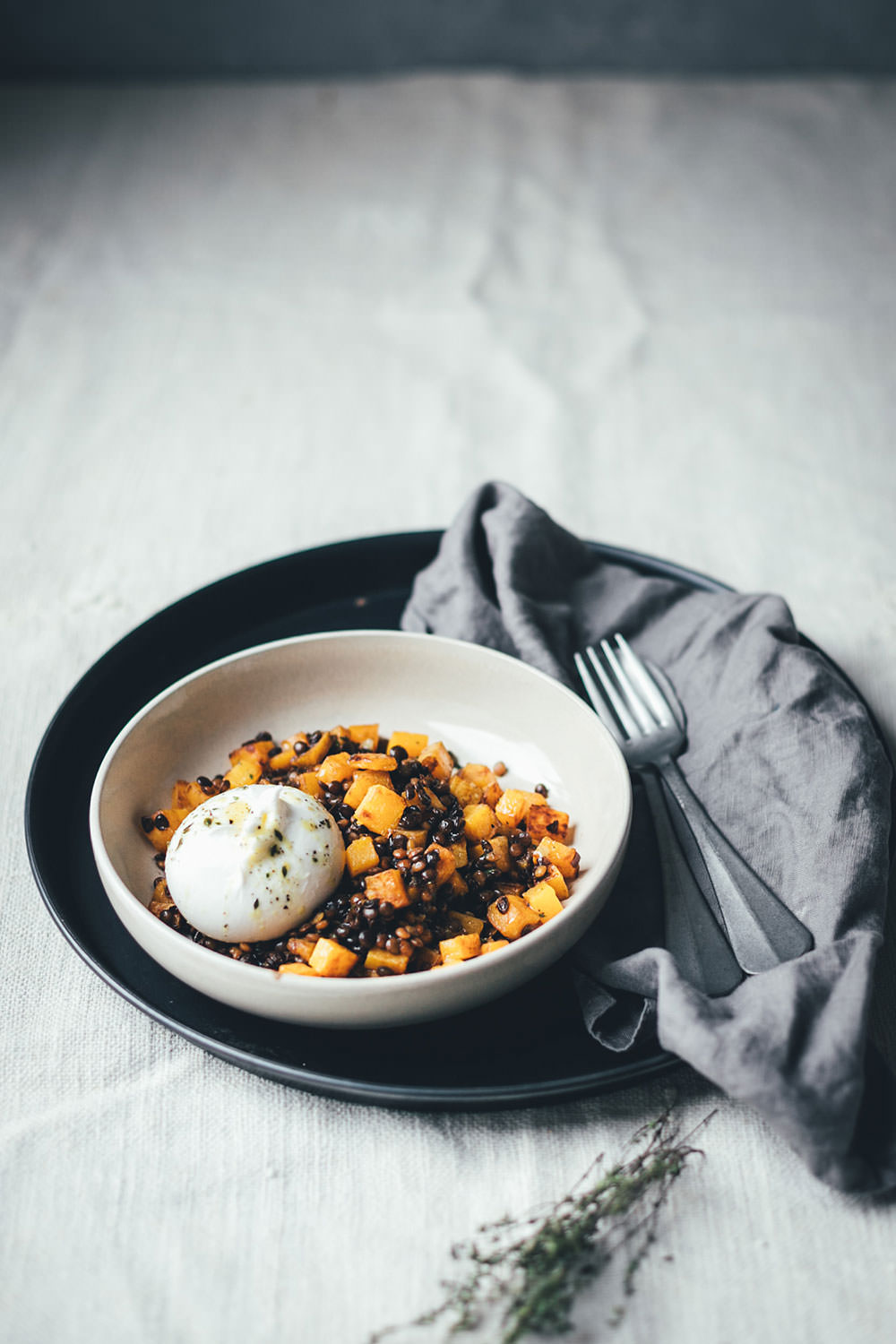 Rezept für Balsamico-Linsen mit Aceto Balsamico di Modena g.g.A., gebratenem Kürbis und Burrata | lauwarmer Salat für den Herbst und Winter | moeyskitchen.com