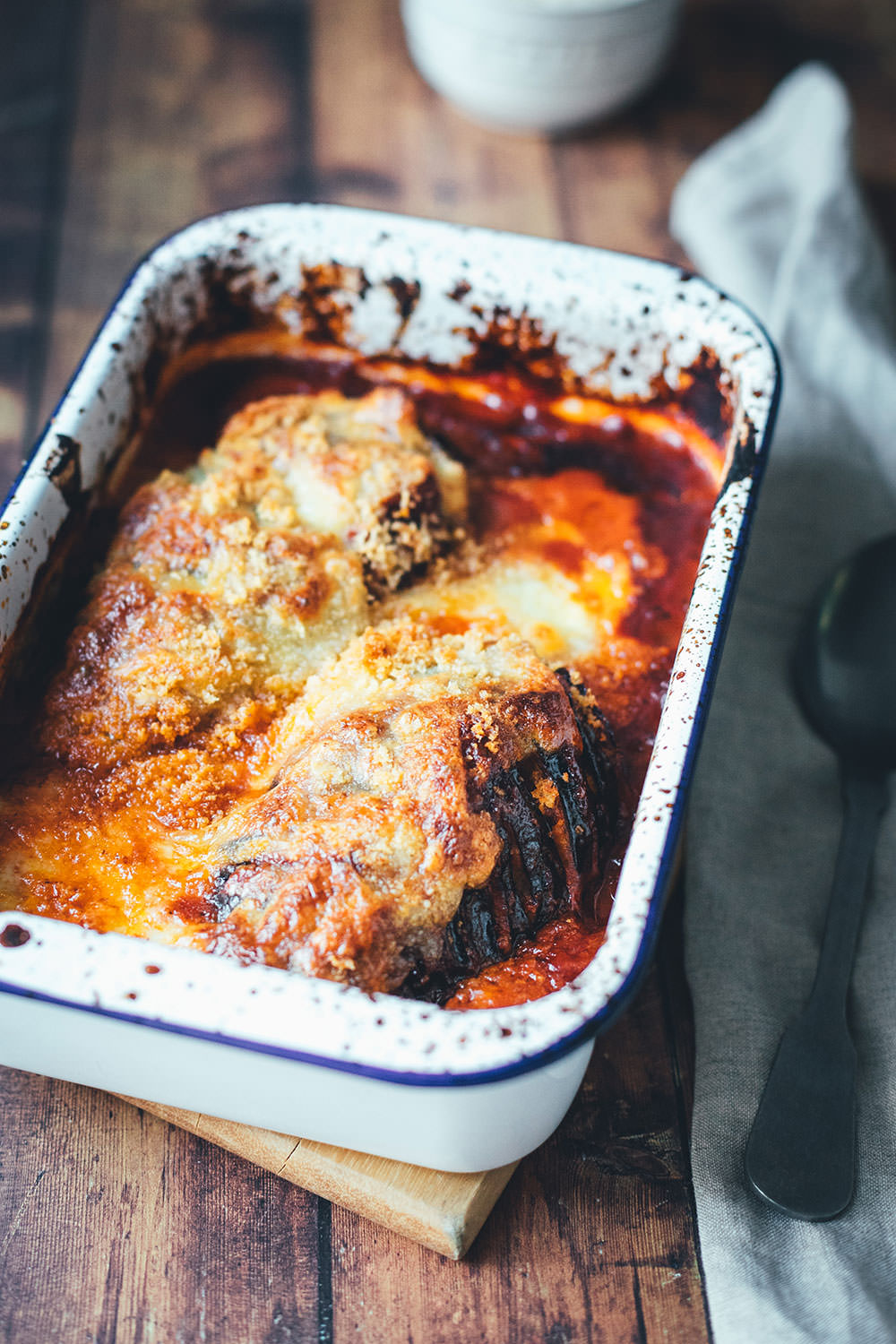 Der italienische Klassiker Parmigiana di Melanzane mal anders zubereitet: Rezept für Hasselback Aubergine. Würziger Auberginenauflauf mit Parmesan und Mozzarella. Mit nur wenigen Zutaten und ein paar Handgriffen schnell im Ofen | moeyskitchen.com