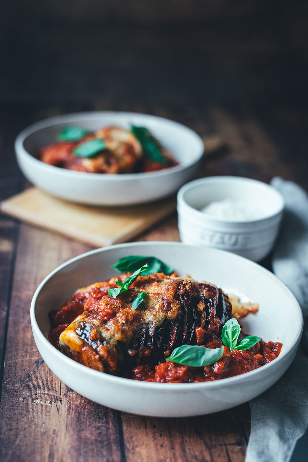 Der italienische Klassiker Parmigiana di Melanzane mal anders zubereitet: Rezept für Hasselback Aubergine. Würziger Auberginenauflauf mit Parmesan und Mozzarella. Mit nur wenigen Zutaten und ein paar Handgriffen schnell im Ofen | moeyskitchen.com