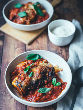Der italienische Klassiker Parmigiana di Melanzane mal anders zubereitet: Rezept für Hasselback Aubergine. Würziger Auberginenauflauf mit Parmesan und Mozzarella. Mit nur wenigen Zutaten und ein paar Handgriffen schnell im Ofen | moeyskitchen.com