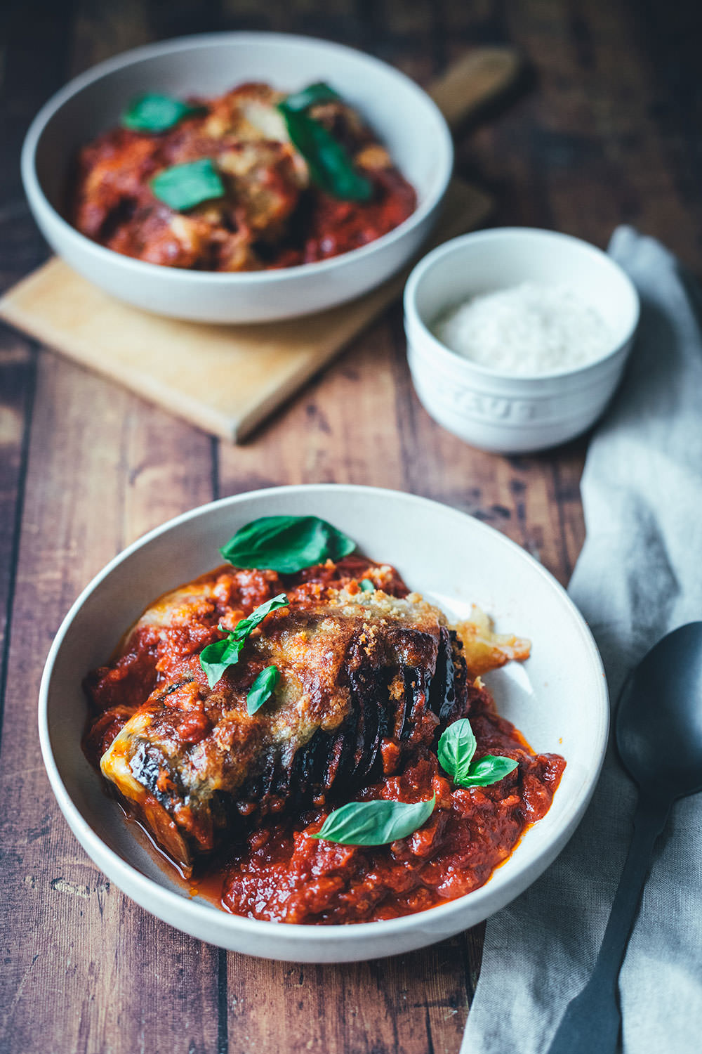 Der italienische Klassiker Parmigiana di Melanzane mal anders zubereitet: Rezept für Hasselback Aubergine. Würziger Auberginenauflauf mit Parmesan und Mozzarella. Mit nur wenigen Zutaten und ein paar Handgriffen schnell im Ofen | moeyskitchen.com