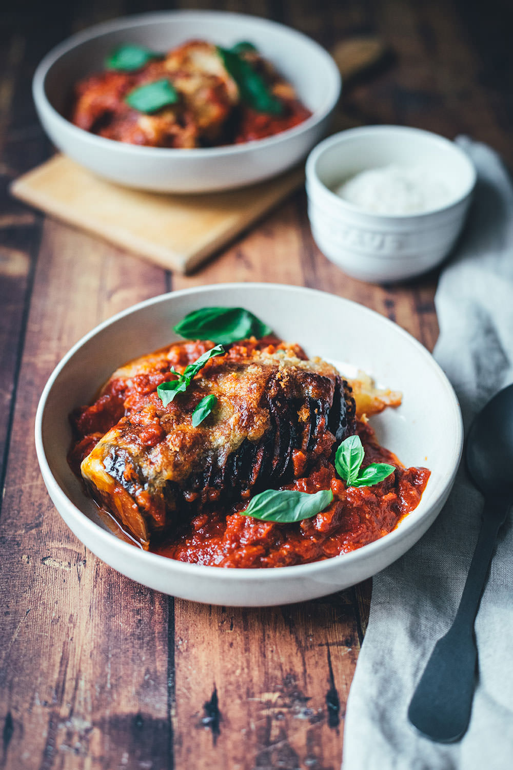 Der italienische Klassiker Parmigiana di Melanzane mal anders zubereitet: Rezept für Hasselback Aubergine. Würziger Auberginenauflauf mit Parmesan und Mozzarella. Mit nur wenigen Zutaten und ein paar Handgriffen schnell im Ofen | moeyskitchen.com