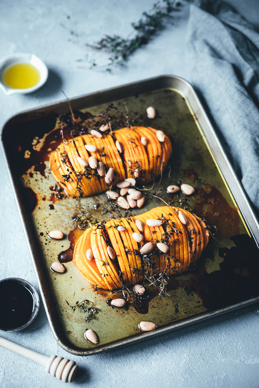 Rezept für Hasselback Butternut Kürbis | Butternusskürbis wird mit Thymian, Olivenöl, Honig, Essig und Mandeln im Ofen weich gegart | moeyskitchen.com