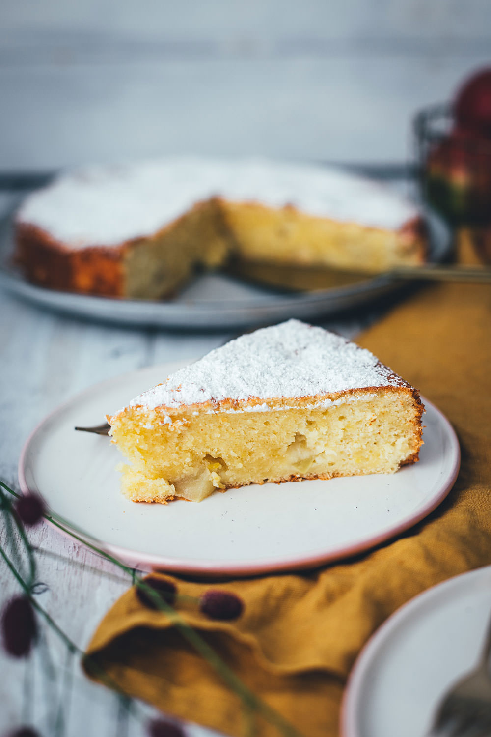 Italienischer Apfelkuchen – Rezept für einen besonders saftigen Kuchen mit säuerlichen Äpfeln, Olivenöl, Ricotta und Zitrone. Ganz einfach umzusetzen und ein super leckeres Apfel-Rezept! | moeyskitchen.com