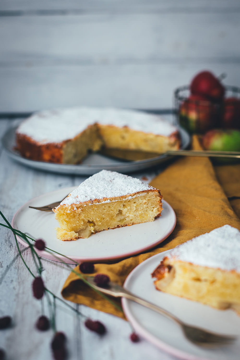 Italienischer Apfelkuchen – Rezept für einen besonders saftigen Kuchen mit säuerlichen Äpfeln, Olivenöl, Ricotta und Zitrone. Ganz einfach umzusetzen und ein super leckeres Apfel-Rezept! | moeyskitchen.com