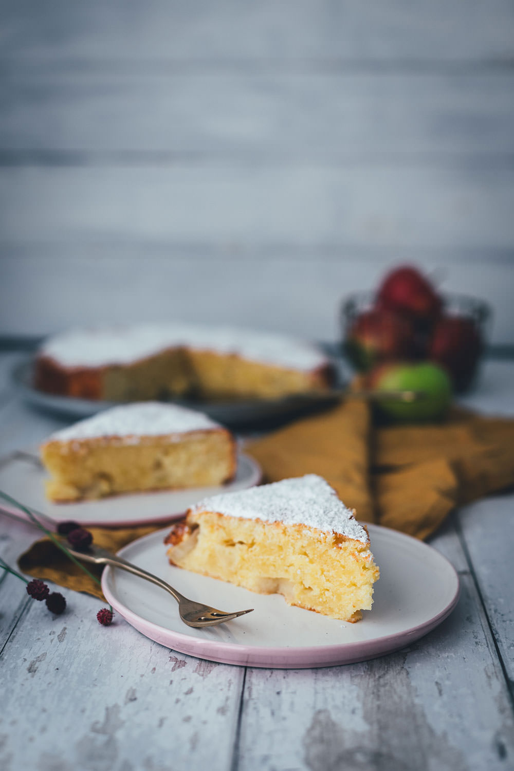 Italienischer Apfelkuchen – Rezept für einen besonders saftigen Kuchen mit säuerlichen Äpfeln, Olivenöl, Ricotta und Zitrone. Ganz einfach umzusetzen und ein super leckeres Apfel-Rezept! | moeyskitchen.com