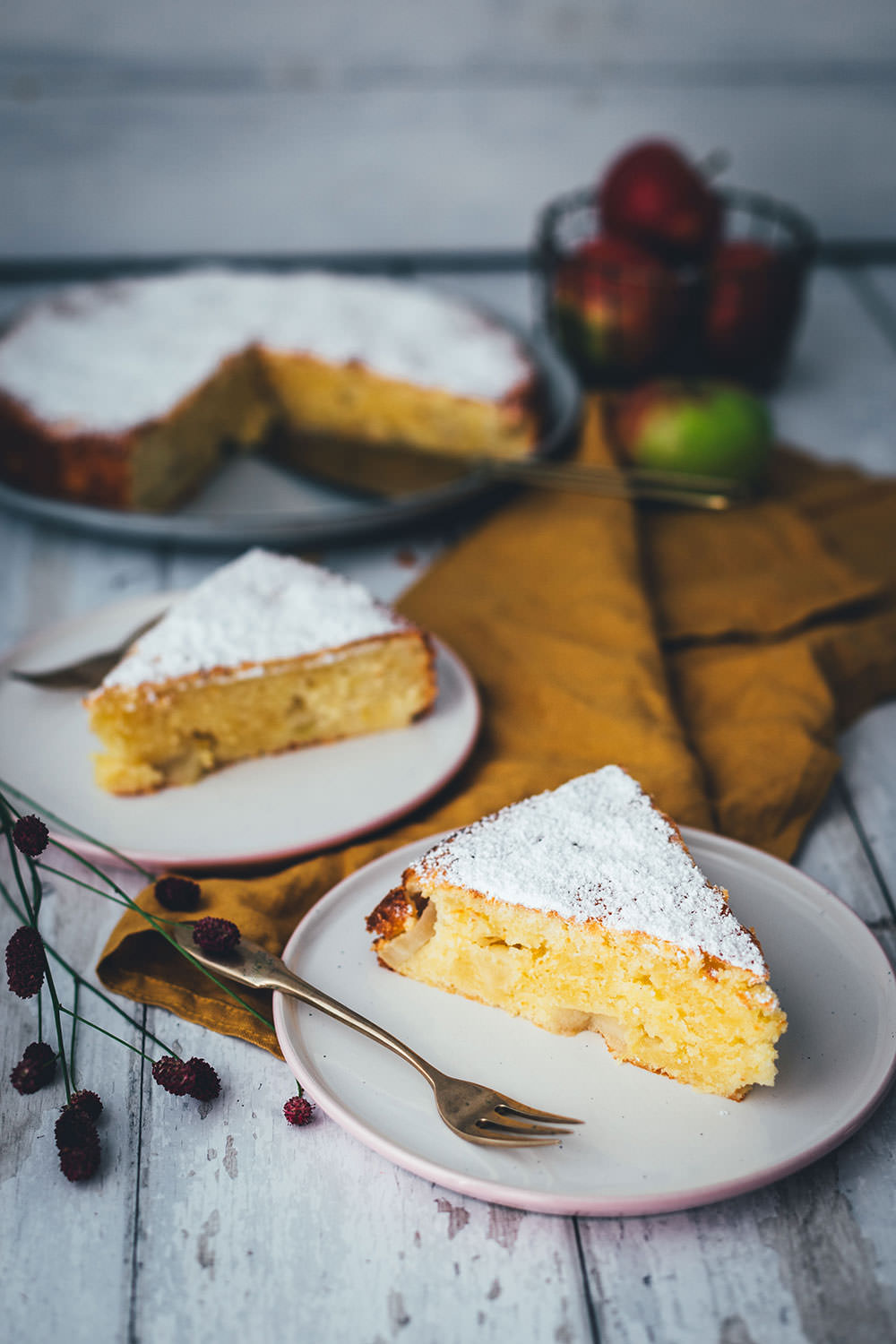 Italienischer Apfelkuchen – Rezept für einen besonders saftigen Kuchen mit säuerlichen Äpfeln, Olivenöl, Ricotta und Zitrone. Ganz einfach umzusetzen und ein super leckeres Apfel-Rezept! | moeyskitchen.com