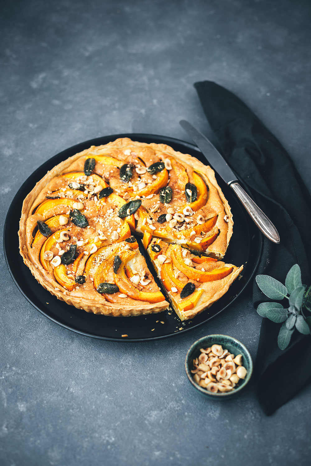 Rezept für herbstliche Kürbis-Quiche mit CAMBOZOLA, Salbei und Haselnüssen | moeyskitchen.com