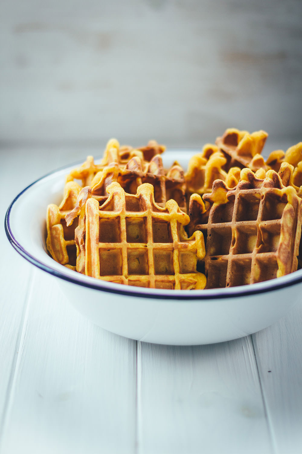 Rezept für leckere Kürbis-Waffeln - außen knusprig und innen weich | serviert mit luftig aufgeschlagener Honig-Zimt-Butter | moeyskitchen.com