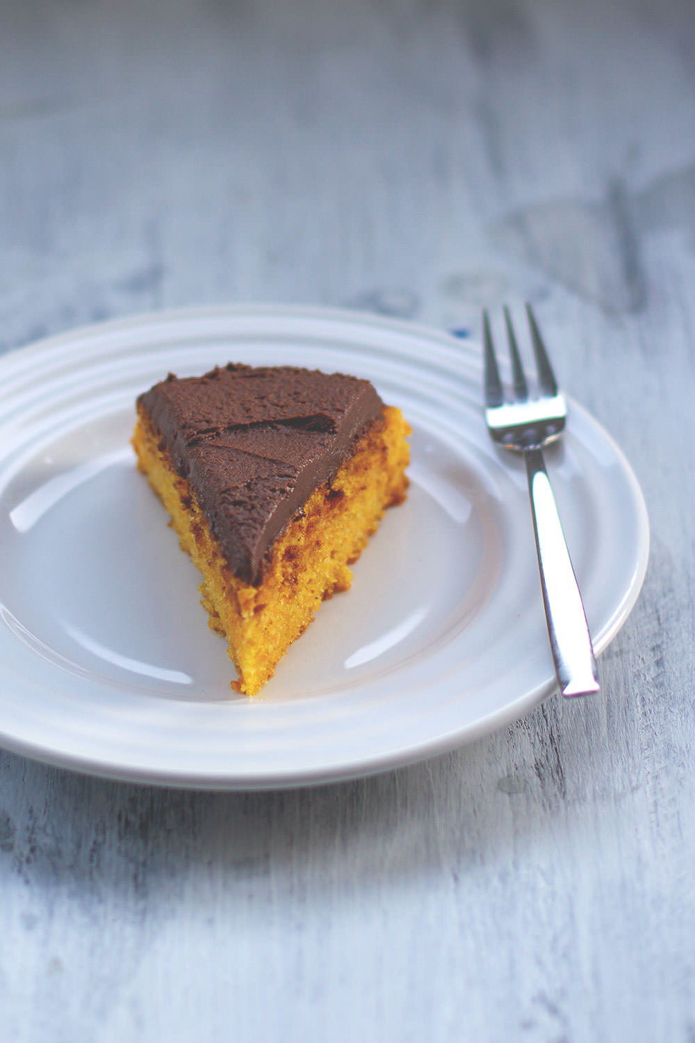 Saftiger Kürbiskuchen mit cremiger Schokoladen-Ganache | Butternut-Kuchen mit rohem Kürbis | moeyskitchen.com