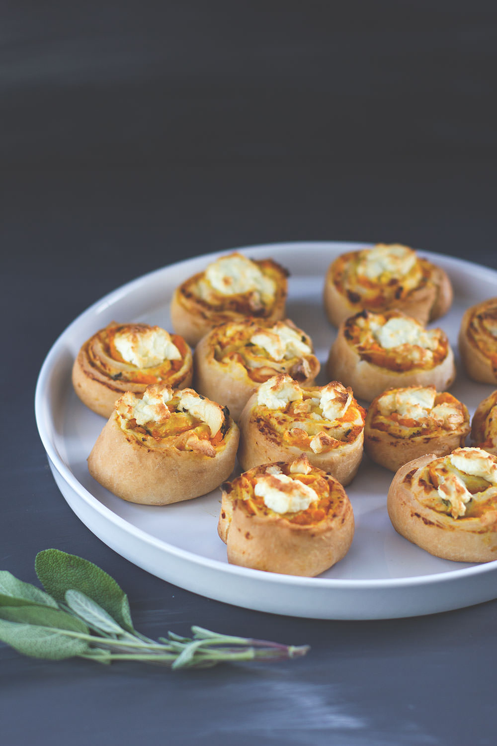 Herzhafter Hefeteig: Hefeschnecken mit Kürbis, Salbei, Feta und Walnüssen - leckere Kürbisschnecken von moeyskitchen.com
