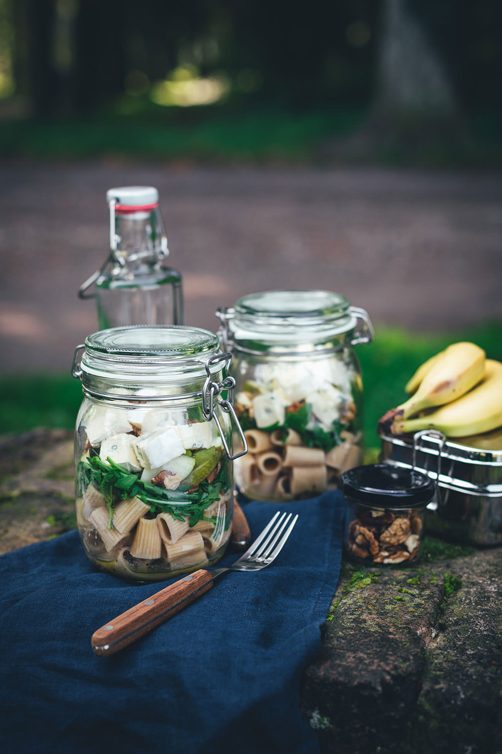 Rezept für herbstlichen Nudelsalat im Glas. Das perfekte Mittagessen für unterwegs, zum Picknick, im Büro oder am heimischen Schreibtisch. Mit kerniger Vollkorn-Pasta, knackiger Birne, würzigem Rucola, gerösteten Walnusskernen und leckerem CAMBOZOLA. Einfach zu machen und gut als Meal Prep vorzubereiten. | moeyskitchen.com