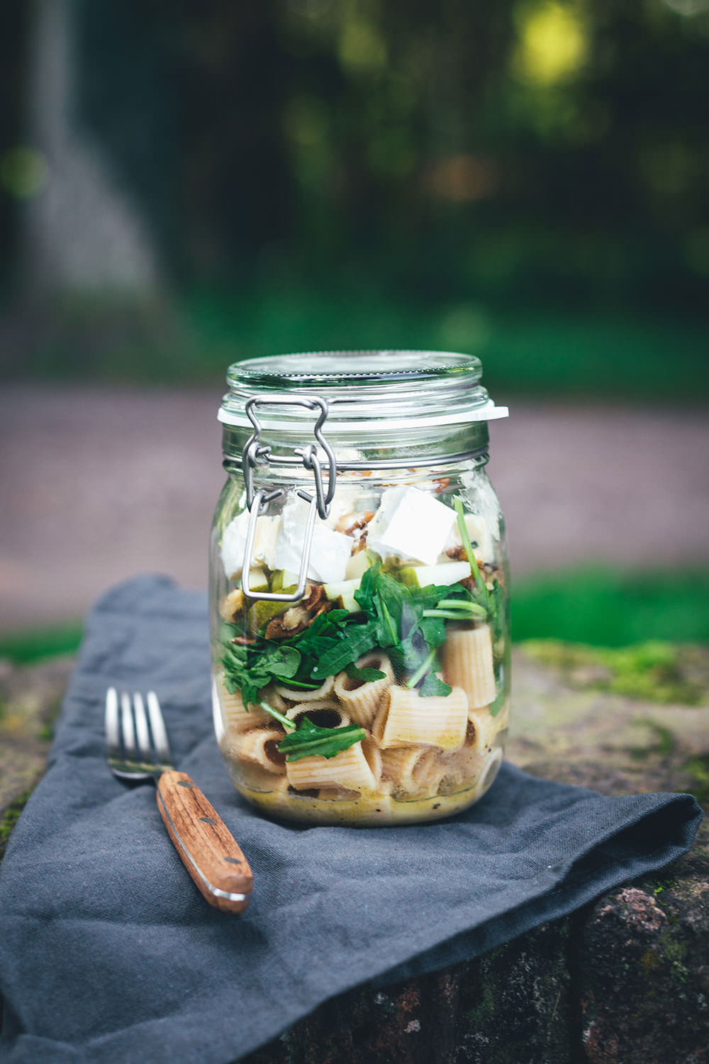 Rezept für herbstlichen Nudelsalat im Glas. Das perfekte Mittagessen für unterwegs, zum Picknick, im Büro oder am heimischen Schreibtisch. Mit kerniger Vollkorn-Pasta, knackiger Birne, würzigem Rucola, gerösteten Walnusskernen und leckerem CAMBOZOLA. Einfach zu machen und gut als Meal Prep vorzubereiten. | moeyskitchen.com