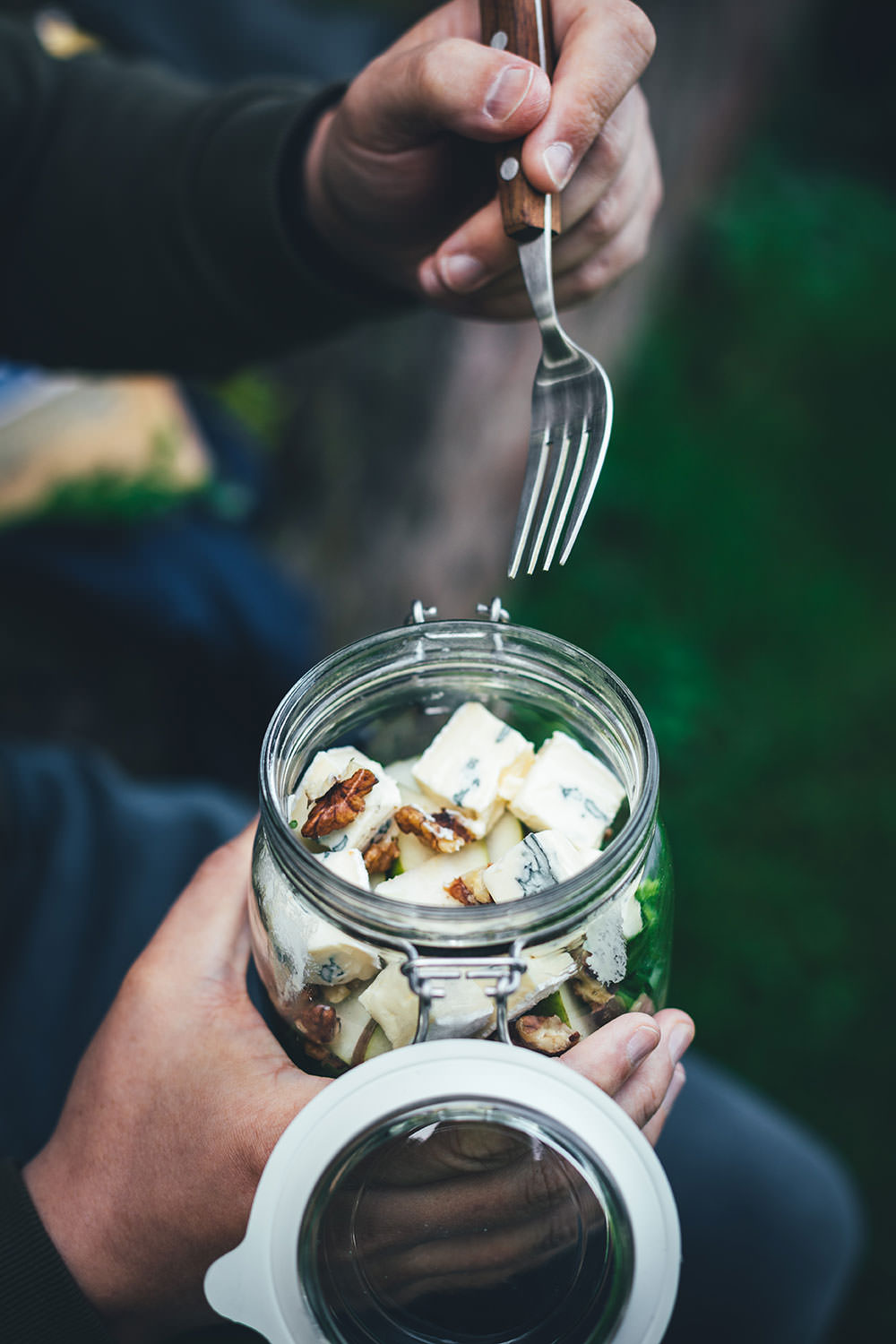 Rezept für herbstlichen Nudelsalat im Glas. Das perfekte Mittagessen für unterwegs, zum Picknick, im Büro oder am heimischen Schreibtisch. Mit kerniger Vollkorn-Pasta, knackiger Birne, würzigem Rucola, gerösteten Walnusskernen und leckerem CAMBOZOLA. Einfach zu machen und gut als Meal Prep vorzubereiten. | moeyskitchen.com
