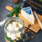 Rezept für herbstlichen Nudelsalat im Glas. Das perfekte Mittagessen für unterwegs, zum Picknick, im Büro oder am heimischen Schreibtisch. Mit kerniger Vollkorn-Pasta, knackiger Birne, würzigem Rucola, gerösteten Walnusskernen und leckerem CAMBOZOLA. Einfach zu machen und gut als Meal Prep vorzubereiten. | moeyskitchen.com