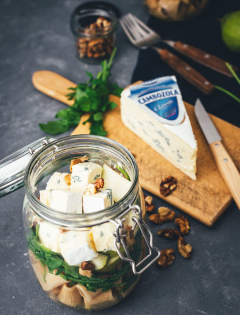Rezept für herbstlichen Nudelsalat im Glas. Das perfekte Mittagessen für unterwegs, zum Picknick, im Büro oder am heimischen Schreibtisch. Mit kerniger Vollkorn-Pasta, knackiger Birne, würzigem Rucola, gerösteten Walnusskernen und leckerem CAMBOZOLA. Einfach zu machen und gut als Meal Prep vorzubereiten. | moeyskitchen.com