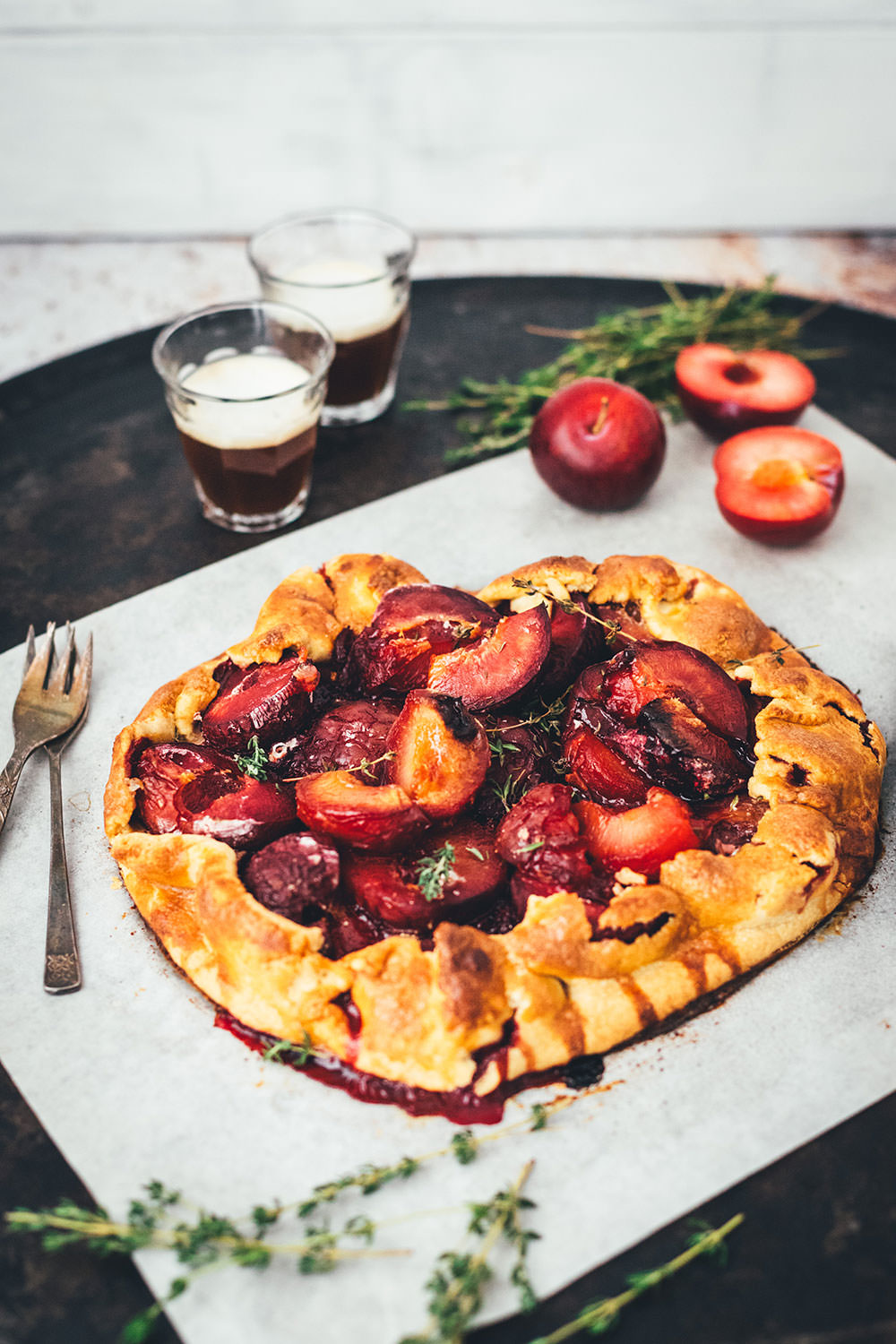 Rezept für leckere Pflaumen-Crostata – das ist ein wunderbar knuspriger Pflaumenkuchen, als rustikale Galette gebacken und mit Thymian verfeinert. Mit frischen Pflaumen, Mirabellen oder Zwetschgen perfekt für den Spätsommer. Die Tarte braucht nur wenig Zucker und schmeckt dann köstlich zu Schlagsahne oder Vanilleeis! | moeyskitchen.com