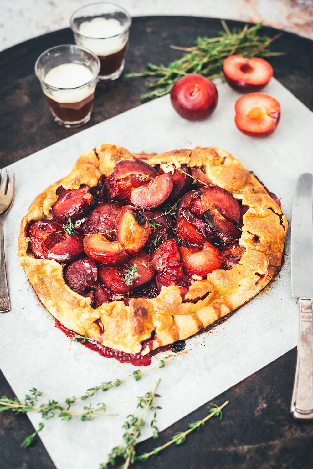 Rezept für leckere Pflaumen-Crostata – das ist ein wunderbar knuspriger Pflaumenkuchen, als rustikale Galette gebacken und mit Thymian verfeinert. Mit frischen Pflaumen, Mirabellen oder Zwetschgen perfekt für den Spätsommer. Die Tarte braucht nur wenig Zucker und schmeckt dann köstlich zu Schlagsahne oder Vanilleeis! | moeyskitchen.com