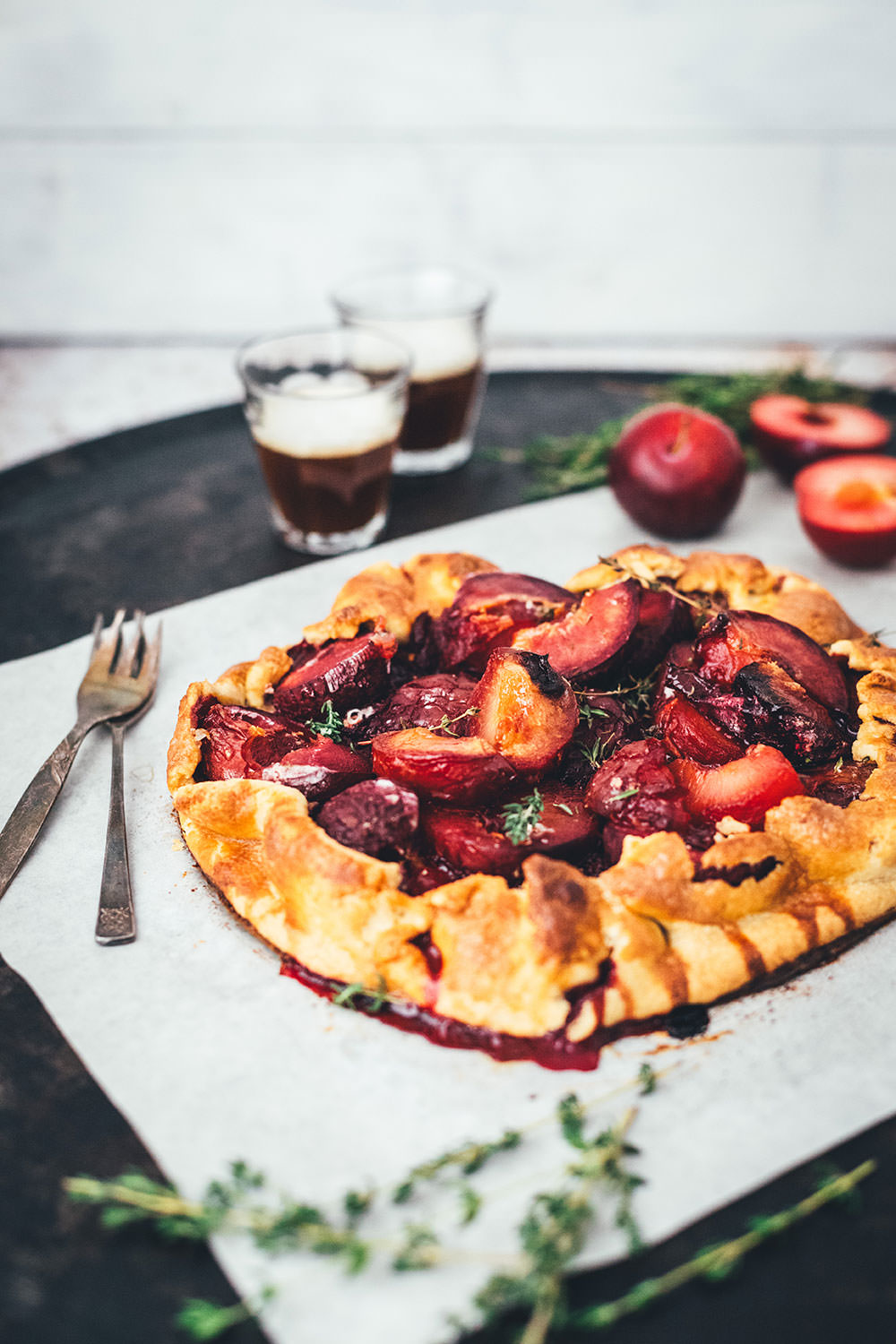 Rezept für leckere Pflaumen-Crostata – das ist ein wunderbar knuspriger Pflaumenkuchen, als rustikale Galette gebacken und mit Thymian verfeinert. Mit frischen Pflaumen, Mirabellen oder Zwetschgen perfekt für den Spätsommer. Die Tarte braucht nur wenig Zucker und schmeckt dann köstlich zu Schlagsahne oder Vanilleeis! | moeyskitchen.com