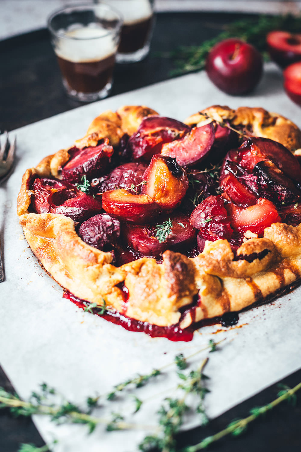 Rezept für leckere Pflaumen-Crostata – das ist ein wunderbar knuspriger Pflaumenkuchen, als rustikale Galette gebacken und mit Thymian verfeinert. Mit frischen Pflaumen, Mirabellen oder Zwetschgen perfekt für den Spätsommer. Die Tarte braucht nur wenig Zucker und schmeckt dann köstlich zu Schlagsahne oder Vanilleeis! | moeyskitchen.com