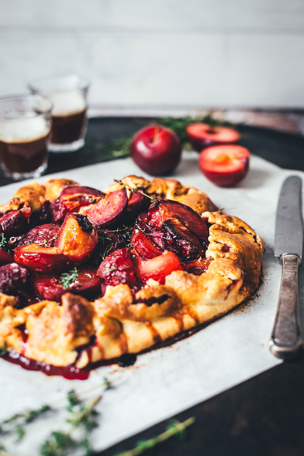 Rezept für leckere Pflaumen-Crostata – das ist ein wunderbar knuspriger Pflaumenkuchen, als rustikale Galette gebacken und mit Thymian verfeinert. Mit frischen Pflaumen, Mirabellen oder Zwetschgen perfekt für den Spätsommer. Die Tarte braucht nur wenig Zucker und schmeckt dann köstlich zu Schlagsahne oder Vanilleeis! | moeyskitchen.com