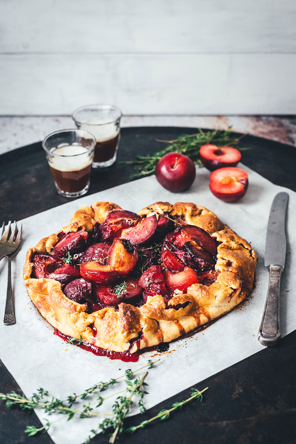 Rezept für leckere Pflaumen-Crostata – das ist ein wunderbar knuspriger Pflaumenkuchen, als rustikale Galette gebacken und mit Thymian verfeinert. Mit frischen Pflaumen, Mirabellen oder Zwetschgen perfekt für den Spätsommer. Die Tarte braucht nur wenig Zucker und schmeckt dann köstlich zu Schlagsahne oder Vanilleeis! | moeyskitchen.com