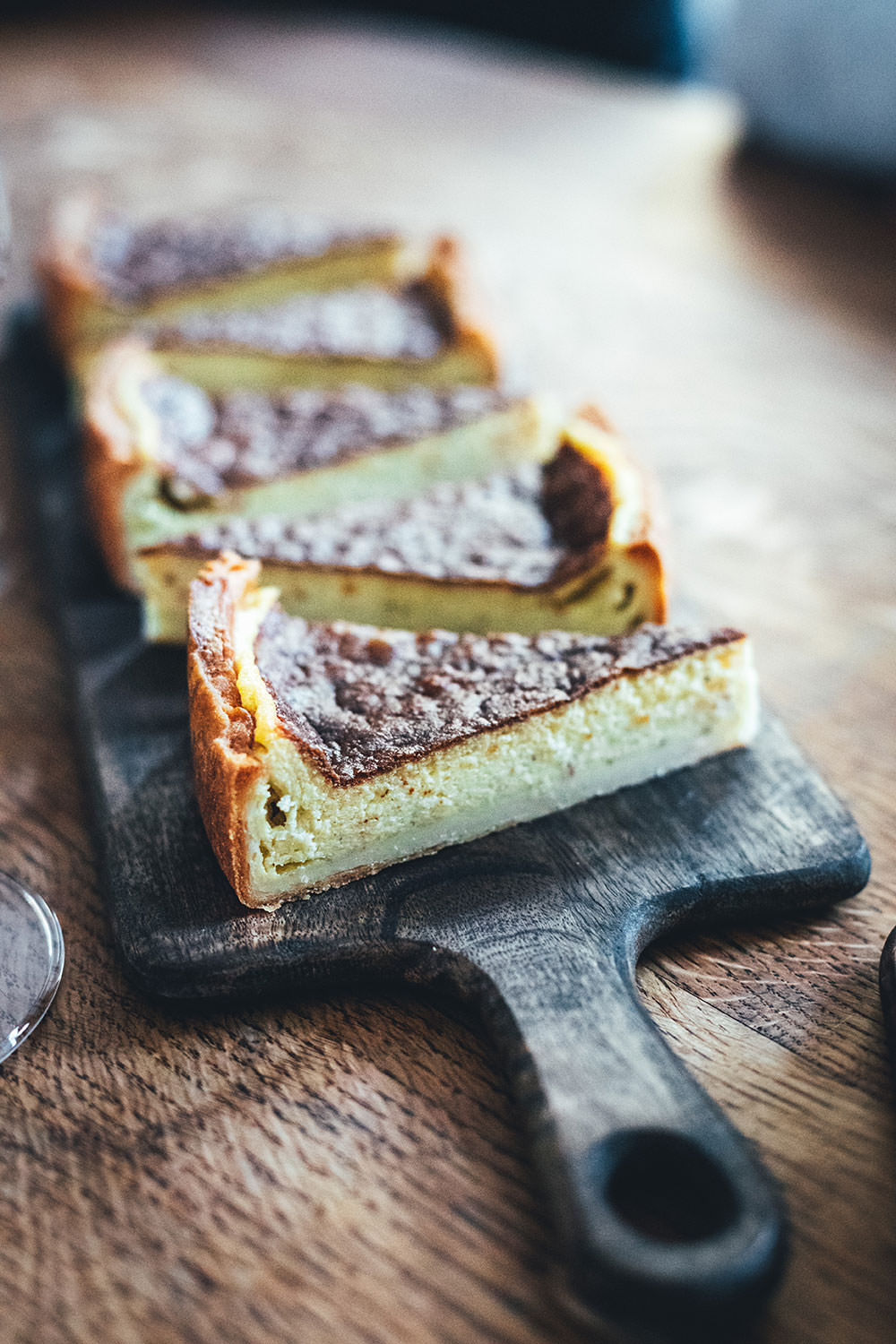 Rezept für Schweizer Käsewähe mit Gruyère und Schweizer Emmentaler. Würzige Käsetarte, die hervorragend zu einem Schweizer Weißwein passt. | moeyskitchen.com