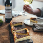 Rezept für Schweizer Käsewähe mit Gruyère und Schweizer Emmentaler. Würzige Käsetarte, die hervorragend zu einem Schweizer Weißwein wie dem Clos du Rocher Grand Cru Yvorne AOC 2019 passt. | moeyskitchen.com