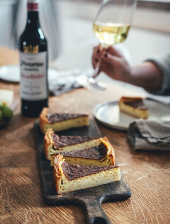Rezept für Schweizer Käsewähe mit Gruyère und Schweizer Emmentaler. Würzige Käsetarte, die hervorragend zu einem Schweizer Weißwein wie dem Clos du Rocher Grand Cru Yvorne AOC 2019 passt. | moeyskitchen.com