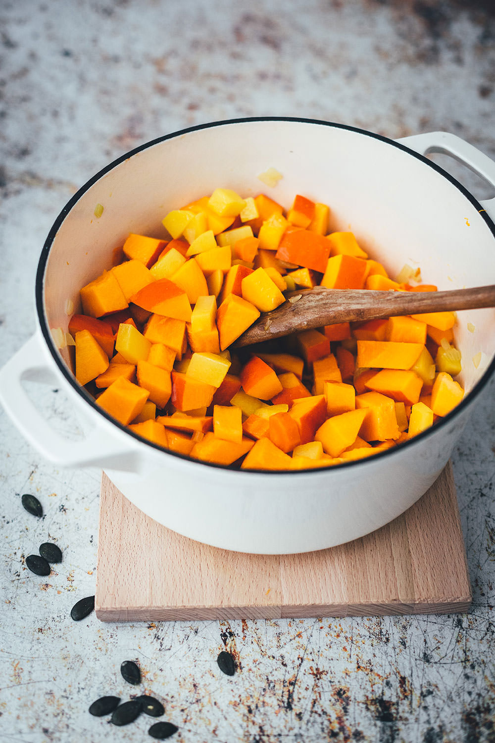 Rezept für klassische Kürbissuppe. Ganz einfache und unkomplizierte, vegetarische Suppe aus Hokkaido Kürbis, Kartoffeln und Möhren. Verfeinert mit Sahne und Kürbiskernen und mit Curry abgeschmeckt. Blitzschnell auf dem Tisch und so lecker! | moeyskitchen.com