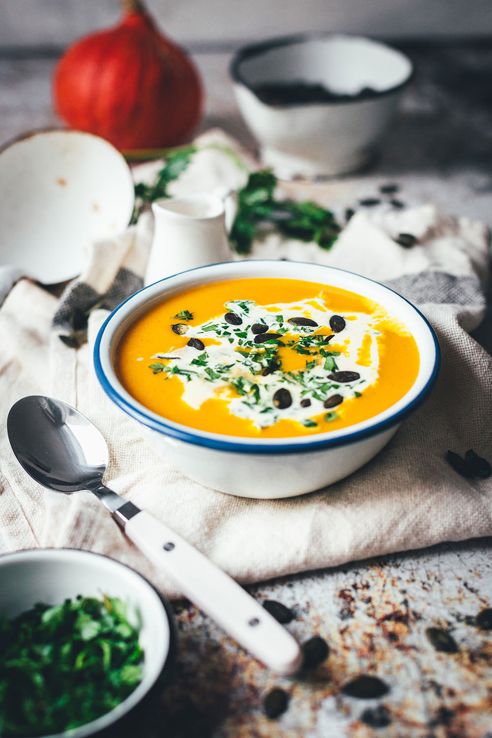 Rezept für klassische Kürbissuppe. Ganz einfache und unkomplizierte, vegetarische Suppe aus Hokkaido Kürbis, Kartoffeln und Möhren. Verfeinert mit Sahne und Kürbiskernen und mit Curry abgeschmeckt. Blitzschnell auf dem Tisch und so lecker! | moeyskitchen.com