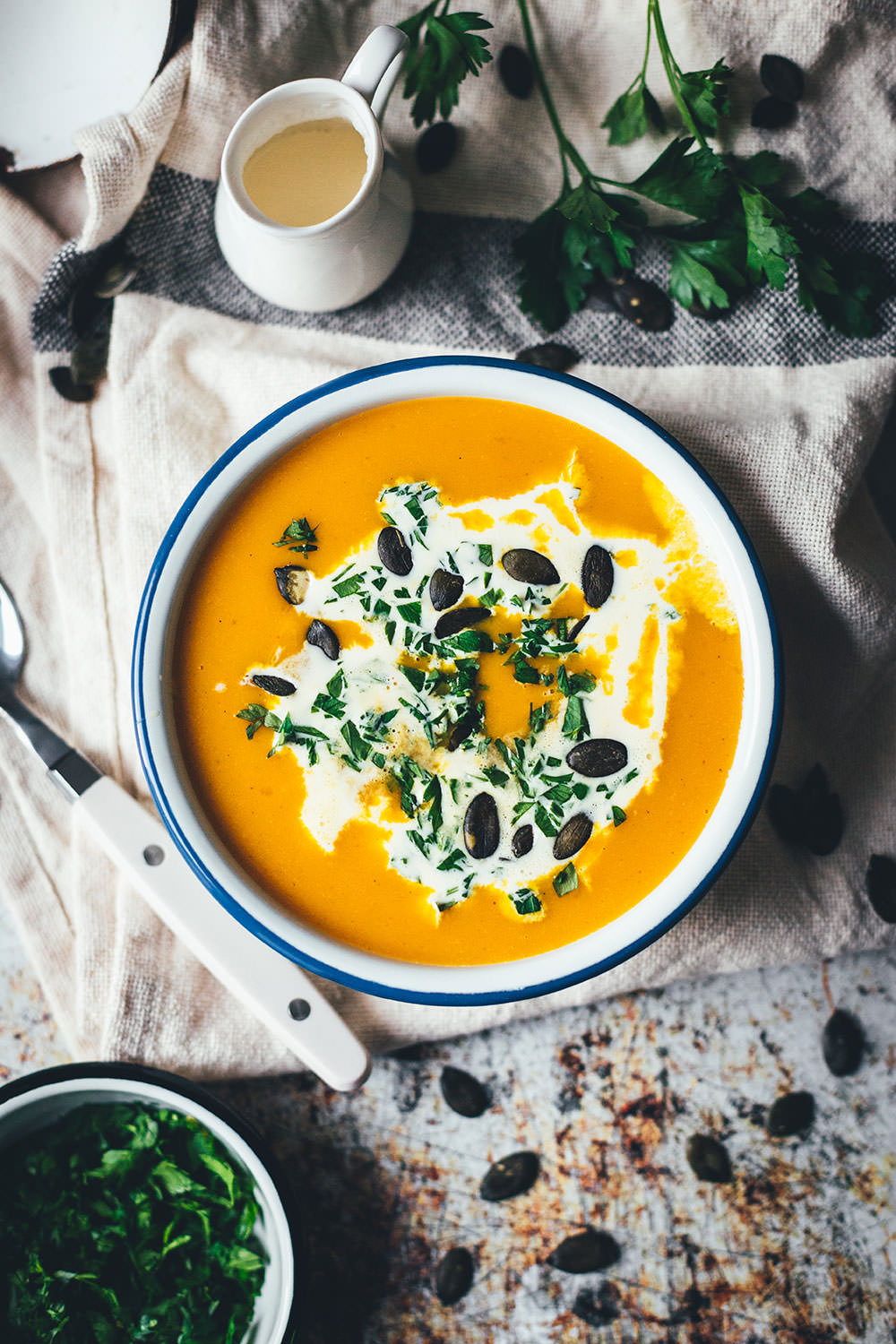 Rezept für klassische Kürbissuppe. Ganz einfache und unkomplizierte, vegetarische Suppe aus Hokkaido Kürbis, Kartoffeln und Möhren. Verfeinert mit Sahne und Kürbiskernen und mit Curry abgeschmeckt. Blitzschnell auf dem Tisch und so lecker! | moeyskitchen.com