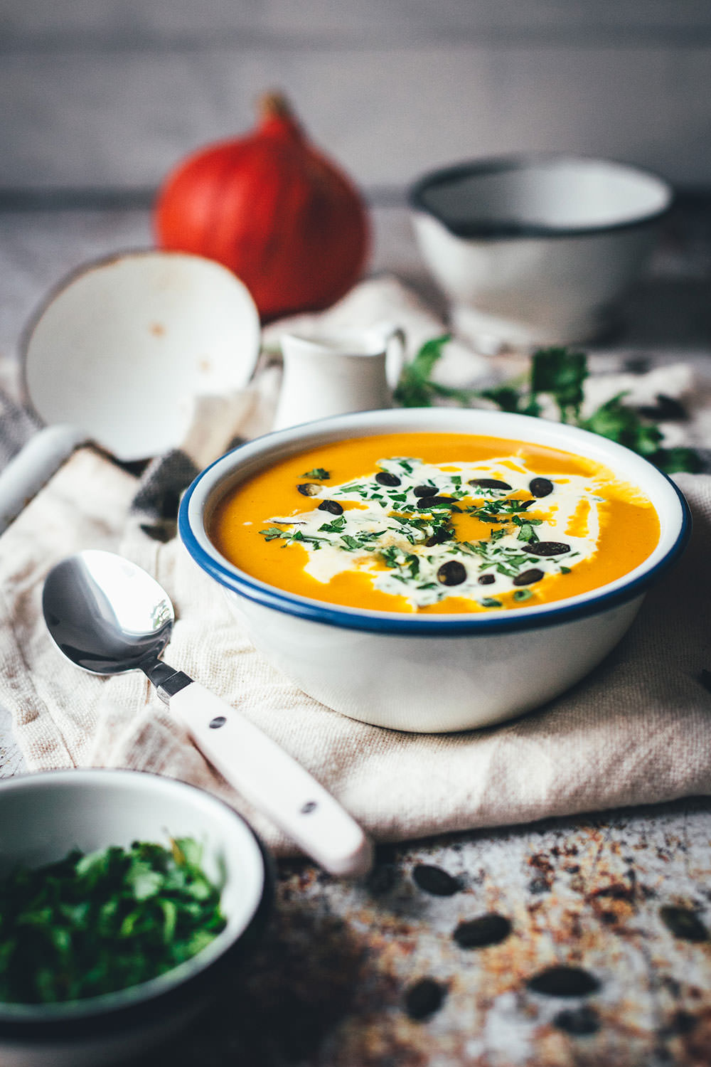 Rezept für klassische Kürbissuppe. Ganz einfache und unkomplizierte, vegetarische Suppe aus Hokkaido Kürbis, Kartoffeln und Möhren. Verfeinert mit Sahne und Kürbiskernen und mit Curry abgeschmeckt. Blitzschnell auf dem Tisch und so lecker! | moeyskitchen.com