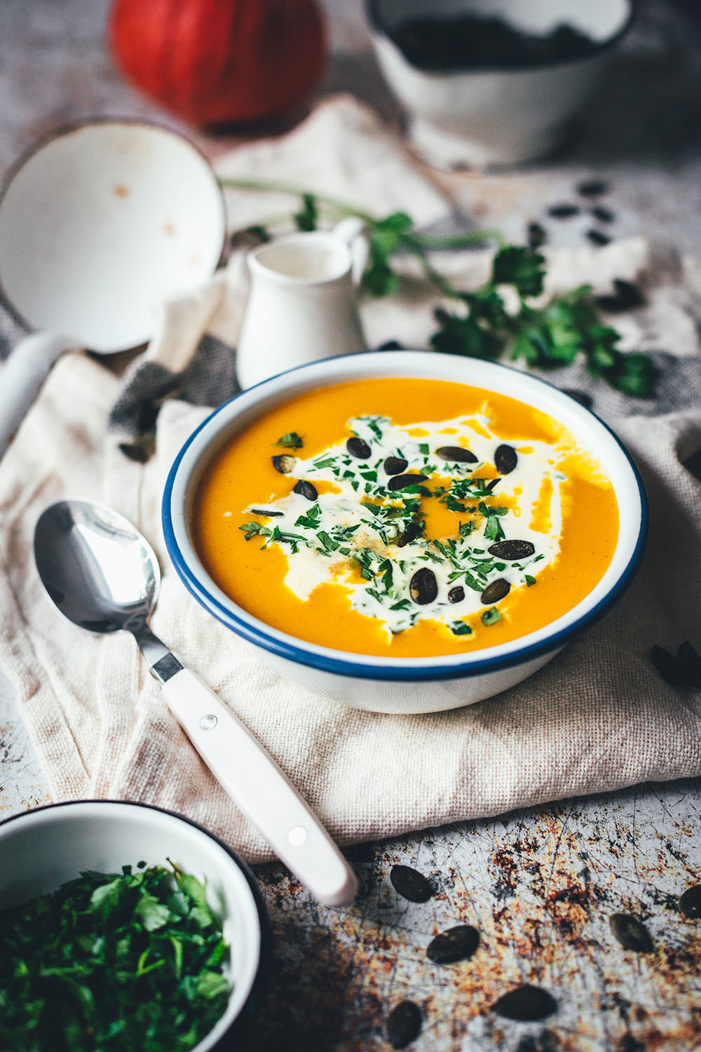 Rezept für klassische Kürbissuppe. Ganz einfache und unkomplizierte, vegetarische Suppe aus Hokkaido Kürbis, Kartoffeln und Möhren. Verfeinert mit Sahne und Kürbiskernen und mit Curry abgeschmeckt. Blitzschnell auf dem Tisch und so lecker! | moeyskitchen.com